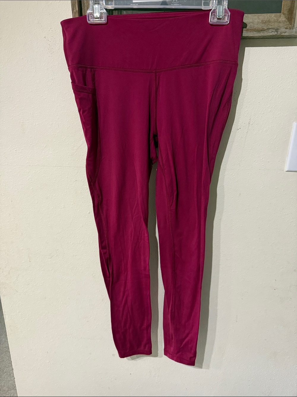 High-Waist Burgundy Leggings with Side Pocket